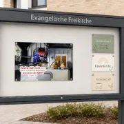 A2-Poster zur Jahreslosung 2027 im Schaukasten einer evangelischen Freikirche - Infinity