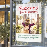 DIN-A2-Poster zur Jahreslosung 2027 im modernen Schaukasten einer evangelischen Freikirche