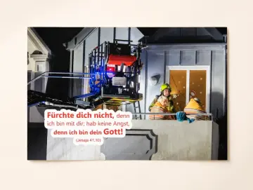 Poster Jahreslosung 2027 DIN A4 – Feuerwehrmann hilft Ehepaar