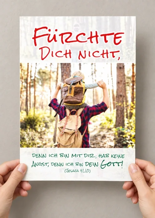 DIN-A4-Poster zur Jahreslosung 2027 – Größenansicht Zwei Hände halten das DIN-A4-Poster zur Jahreslosung 2027 mit dem Motiv „Vater trägt Sohn auf Schultern“