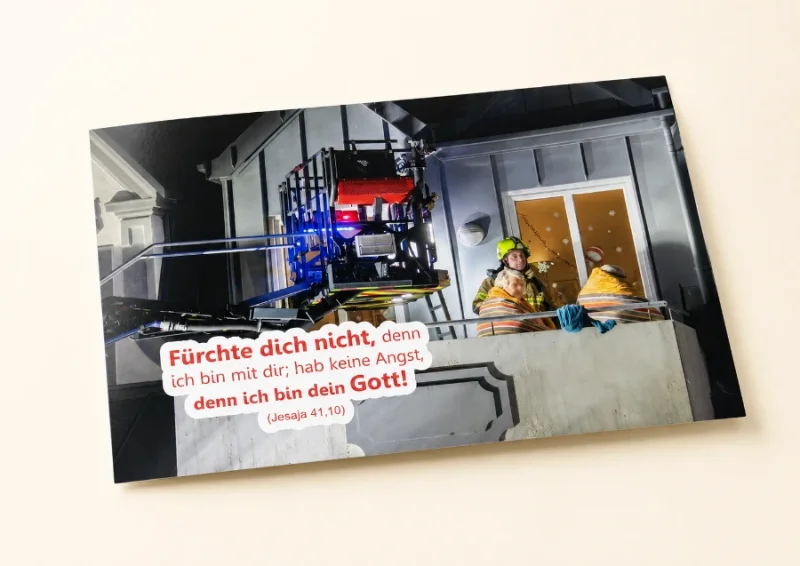 DIN-A3-Poster zur Jahreslosung 2027 – Fürchte dich nicht Das DIN-A3-Poster zur Jahreslosung 2027 verbindet Jesaja 41,10 mit einem bewegenden Bild gelebten Beistands.
