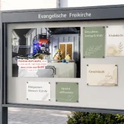 A3-Poster zur Jahreslosung 2027 im Schaukasten einer evangelischen Freikirche - Edition Katzenstein