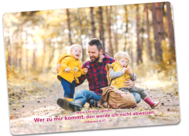 Christliche Postkarte: Vater hält seine Kinder in den Armen