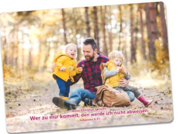 Christliche Postkarte: Vater hält seine Kinder in den Armen