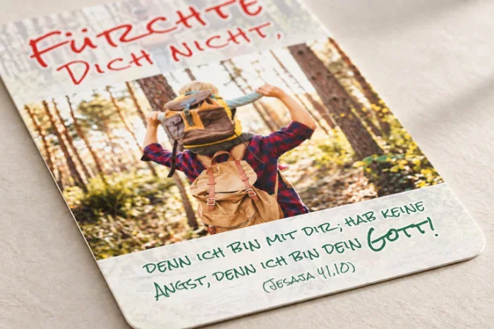 Postkarte Jahreslosung 2027 – Detailansicht mit Jesaja 41,10 Detailansicht der Postkarte zur Jahreslosung 2027 mit Vater und Kind im Wald sowie dem Bibelvers aus Jesaja 41,10