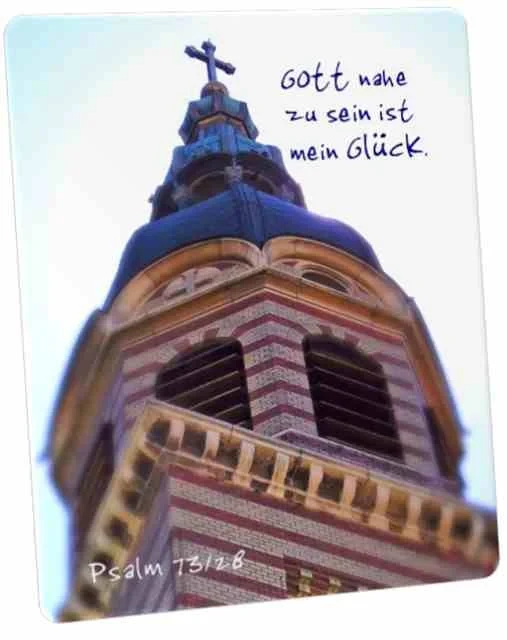 Postkarte: Kirchturmspitze im Gegenlicht