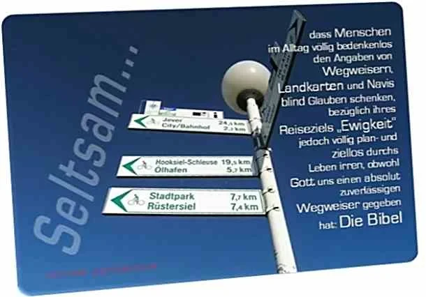 Postkarte: Straßenlampe mit Wegweisern