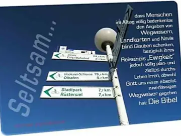 Postkarte: Straßenlampe mit Wegweisern