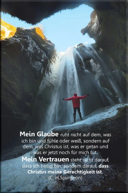 Wanderer blickt vom Felsen in die Ferne – christliches Motiv für Glauben, der nicht auf Gefühl, sondern auf Christus gründet