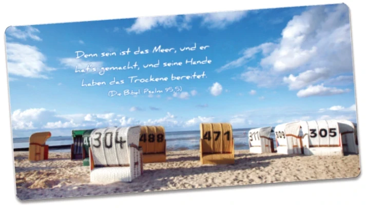Fotografie von Strandkörben am sonnigen Nordseestrand von Schillig; darüber der Bibelvers Psalm 95,5: „Denn sein ist das Meer, und er hat’s gemacht, und seine Hände haben das Trockene bereitet.“
