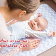 Postkarten Jahreslosung 2024 - 100-Stück-Set- Baby auf Wickelunterlage