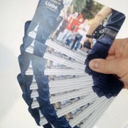 Postkarten Jahreslosung 2024 - 100-Stück-Set- Polizisten und Demonstranten
