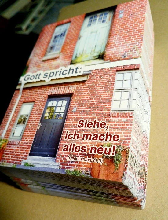 Obere Bildhälfte zeigt eine alte, verwitterte Haustür; untere Hälfte dieselbe Tür, frisch renoviert – Symbol für Erneuerung gemäß Offenbarung 21,5