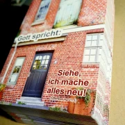Obere Bildhälfte zeigt eine alte, verwitterte Haustür; untere Hälfte dieselbe Tür, frisch renoviert – Symbol für Erneuerung gemäß Offenbarung 21,5