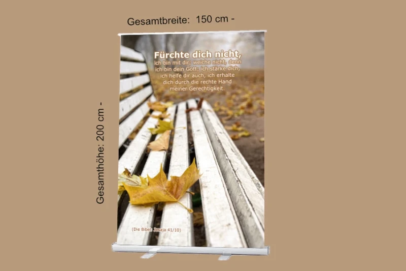 Roll-Up-Display mit herbstlicher Szene: gelbe Blätter auf weißer Parkbank, Bibelvers Jesaja 41,10: „Fürchte dich nicht…“ – Trostvolles Motiv für Abschied, Trauer oder Ermutigung – 150 x 200 cm