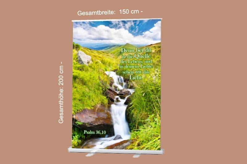 Christliches Roll-Up mit Bibelvers aus Psalm 36,10: „Denn bei dir ist die Quelle des Lebens …“ – Naturmotiv mit Wasserfall – 150 x 200 cm