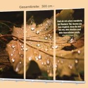 Roll-Up-Display mit Nahaufnahme eines nassen Herbstblatts – Bibelvers Psalm 23,4: „Und ob ich schon wanderte im finsteren Tal…“ – Trostvolles Motiv in gedeckten Erdtönen – 300 x 200 cm