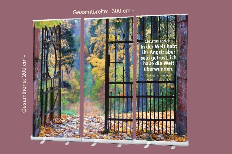 Großes christliches Roll-Up mit geöffnetem Tor und Herbstlandschaft: Bibelvers aus Johannes 16,33 – „In der Welt habt ihr Angst; aber seid getrost…“ – Ermutigendes Motiv für Abschied, Trost und Hoffnung – 300 x 200 cm