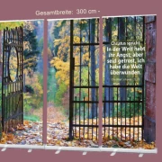 Großes christliches Roll-Up mit geöffnetem Tor und Herbstlandschaft: Bibelvers aus Johannes 16,33 – „In der Welt habt ihr Angst; aber seid getrost…“ – Ermutigendes Motiv für Abschied, Trost und Hoffnung – 300 x 200 cm