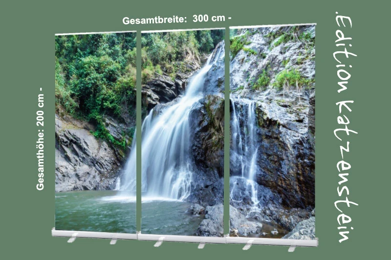 Ein Wasserfall fließt über Felsen in ein ruhiges Becken, umgeben von grüner Vegetation und natürlicher Felslandschaft.