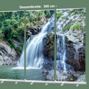 Ein Wasserfall fließt über Felsen in ein ruhiges Becken, umgeben von grüner Vegetation und natürlicher Felslandschaft.