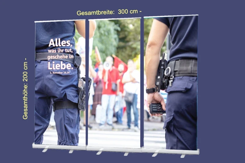 Roll-Up-Display Jahreslosung 2024 -Polizisten & Demonstranten