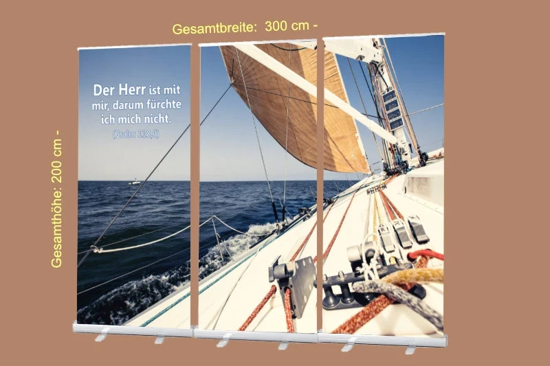 Dreiteiliges christliches Roll-Up-Display mit Segelboot auf offenem Meer und Bibelvers Psalm 118,6: „Der Herr ist mit mir, darum fürchte ich mich nicht.“