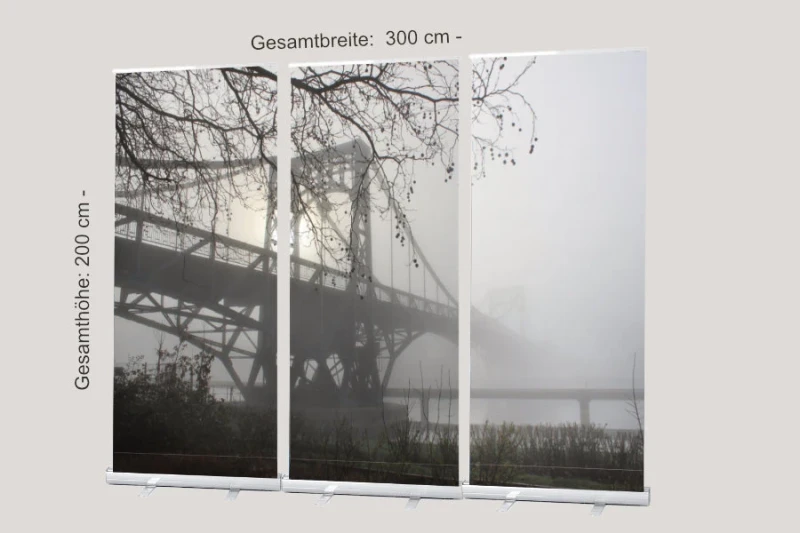 Ohne Text - Roll-Up-Display mit Motiv „Brücke im Nebel“ und Bibelvers – christliche Trauerdekoration für Bestatter, Kirchenräume und Trauerfeiern