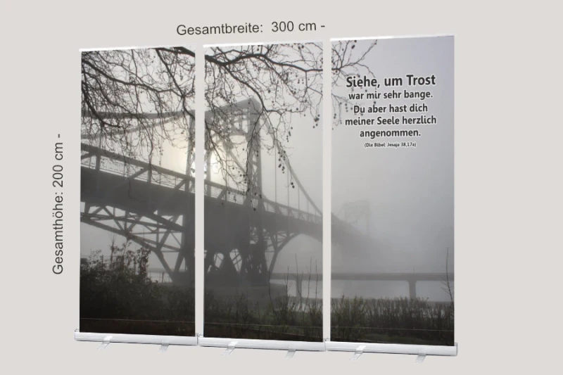 Roll-Up-Display mit Motiv „Brücke im Nebel“ und Bibelvers – christliche Trauerdekoration für Bestatter, Kirchenräume und Trauerfeiern