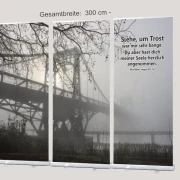 Roll-Up-Display mit Motiv „Brücke im Nebel“ und Bibelvers – christliche Trauerdekoration für Bestatter, Kirchenräume und Trauerfeiern