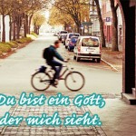 Tasse Jahreslosung 2023: Radfahrer vor Torbogen- Fototasse