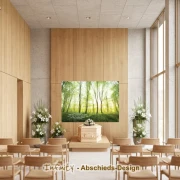 Farbiges Wandbanner mit lichtdurchflutetem Frühlingswald und Bibelvers über dem Sarg in einer modernen Trauerhalle