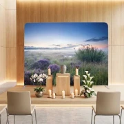 Zipper-Wall in einer Trauerhalle mit tröstlichem Motiv