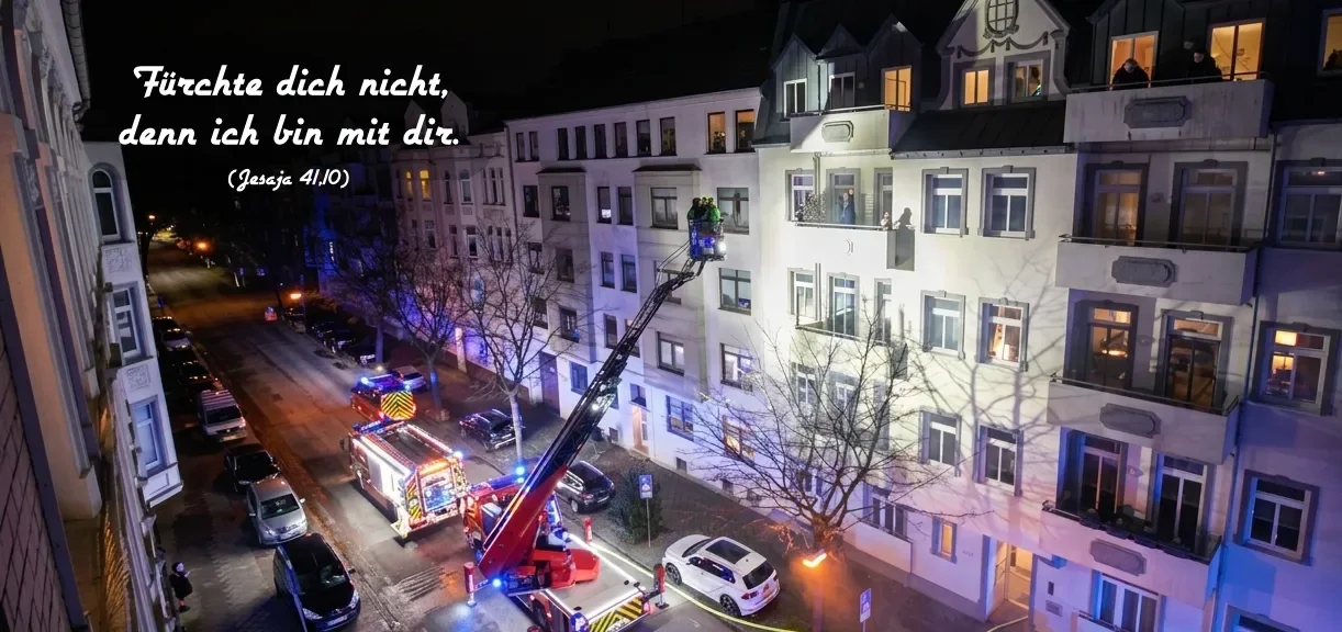 Feuerwehreinsatz mit Drehleiter bei Wohungsbrand als Bild f&uuml;r Gottes Schutz