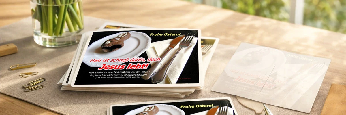 Zwei chritliche Osterkarten mit witzigem Hasenbild auf Schreibtisch