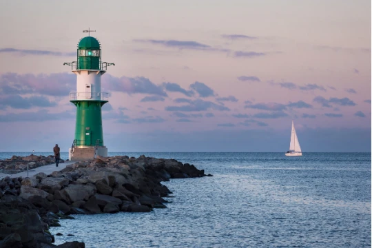 Stimmungsvolle christliche Postkarte mit Bibelvers. Das Warnemünder Westmolenfeuer als Symbol für Licht, Halt und göttliche Führung.