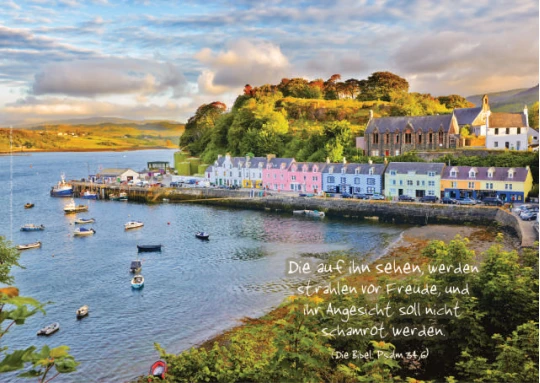 Christliche Maxicard mit Hafenmotiv von Portree, Isle of Skye. Ausdruck von Zuversicht, Gnade und geistlicher Weite.