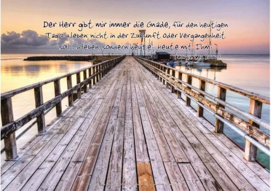 Christliche Postkarte mit Holzsteg – Zitat über Vertrauen und göttliche Führung
