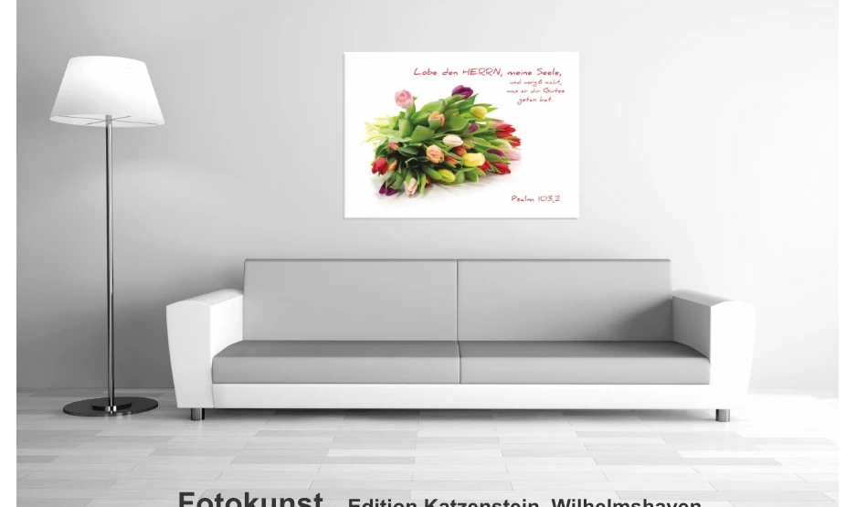 Wohnzimmer mit Couch über der ein Leinwanddruck mit Motiv einer Dampflok hängt